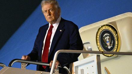 Donald Trump verlässt die Air Force One. 