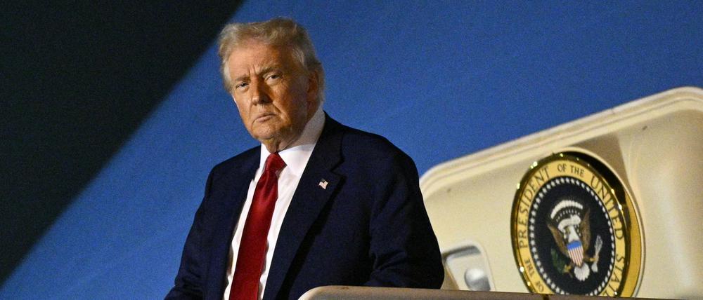 Donald Trump verlässt die Air Force One.