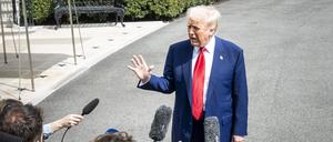 April 3, 2025, Washington, District Of Columbia, USA: President DONALD TRUMP speaks with reporters before departing for Florida, one day after announcing sweeping tariffs on multiple nations. Washington USA - ZUMAb161 20250403_aap_b161_001 Copyright: xMichaelxBrochsteinx