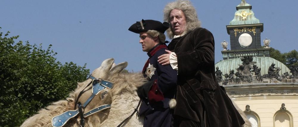 Jürgen Vogel als Friedrich II. (l) und Vadim Glowna als Bach reiten bei Dreharbeiten für „Mein Name ist Bach“ (2003) durch den Park von Sanssouci.