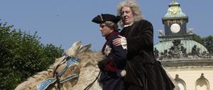 Jürgen Vogel als Friedrich II. (l) und Vadim Glowna als Bach reiten bei Dreharbeiten für „Mein Name ist Bach“ (2003) durch den Park von Sanssouci.