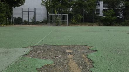 Gesperrt wegen löchrigen Belags: der kaputte Sportplatz einer Berliner Schule.