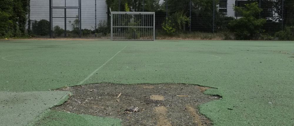 Gesperrt wegen löchrigen Belags: der kaputte Sportplatz einer Berliner Schule.