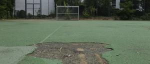 Gesperrt wegen löchrigen Belags: der kaputte Sportplatz einer Berliner Schule.