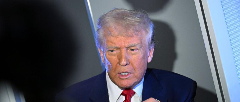 US-Präsident Donald Trump zeigt eine sogenannte Gold Card, auf der er abgebildet ist. 