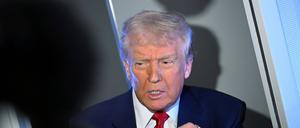 US-Präsident Donald Trump zeigt eine sogenannte Gold Card, auf der er abgebildet ist. 