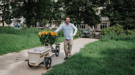Bestatter Eric Wrede mit seinem Lastenrad in Berlin.