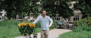 Bestatter Eric Wrede mit seinem Lastenrad in Berlin.