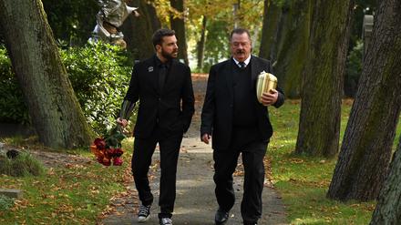 Film „Sterben für Beginner“: Eric (Edin Hasanovic) und Volker Mutz (Peter Kurth).