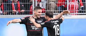 Andrej Ilic (links) freut sich zusammen mit Josip Juranovic über den Siegtreffer in Freiburg.