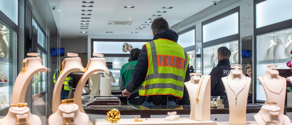 Bild einer früheren Razzia zu Hawala-Banking in Duisburg 2019.
