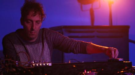Der australische Musiker, Produzent und Labelbetreiber Oren Ambarchi lebt seit sechs Jahren in Berlin. Ist allerdings nur selten zu Hause.