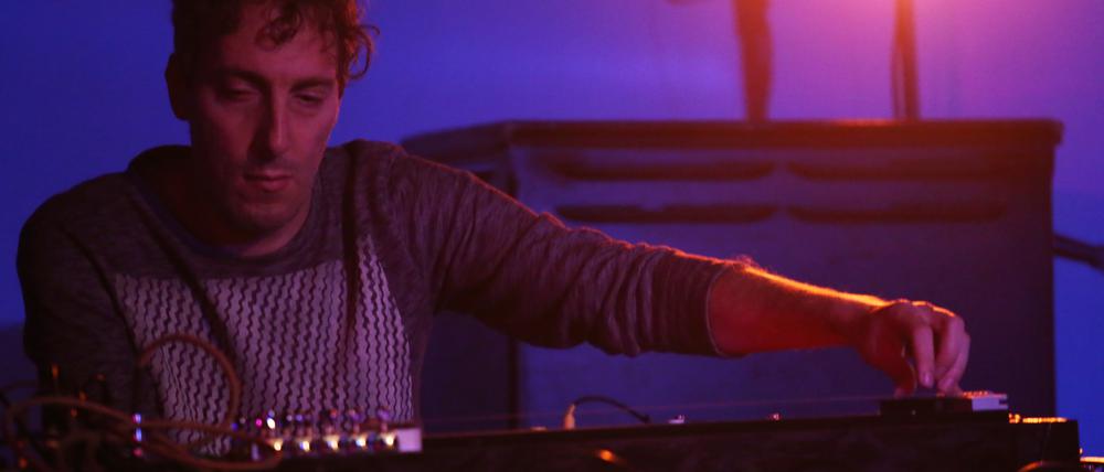 Der australische Musiker, Produzent und Labelbetreiber Oren Ambarchi lebt seit sechs Jahren in Berlin. Ist allerdings nur selten zu Hause.