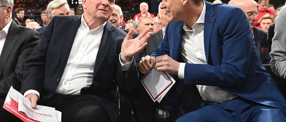 Uli Hoeneß (links) und Christoph Freund unterhalten sich