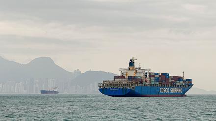 Ein Frachtcontainerschiff fährt vor dem Victoria Harbour von Hongkong am Tsing Yi Frachtterminal vorbei.