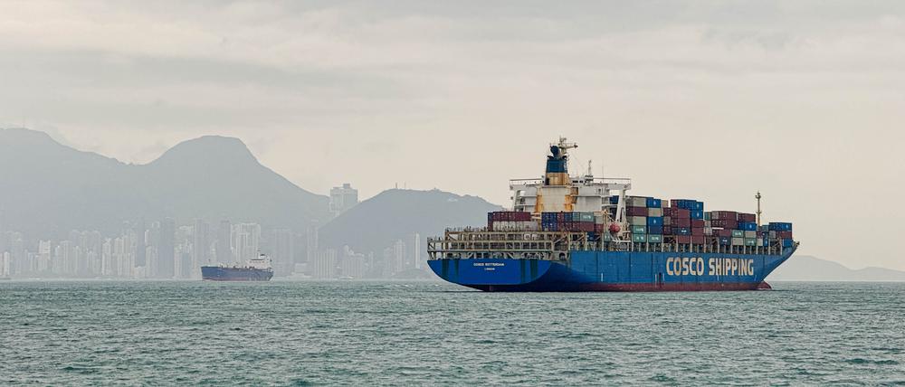 Ein Frachtcontainerschiff fährt vor dem Victoria Harbour von Hongkong am Tsing Yi Frachtterminal vorbei.