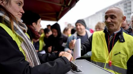 Zehn Tage konnten Verdi-Mitglieder über die Möglichkeit abstimmen, unbefristet bei der BVG zu streiken. (Archivbild)