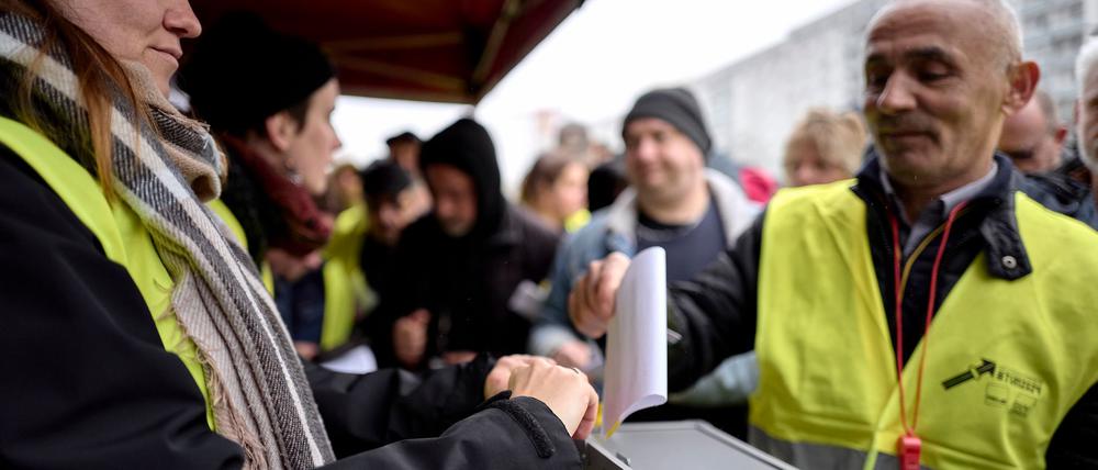 Zehn Tage konnten Verdi-Mitglieder über die Möglichkeit abstimmen, unbefristet bei der BVG zu streiken. (Archivbild)