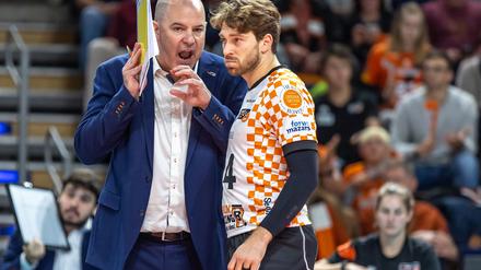 Erklärungsbedarf: Volleys-Trainer Joel Banks (links)