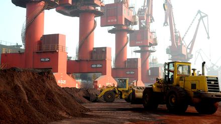 Im Hafen von Lianyungang werden Seltene Erden für den Transport vorbereitet. 