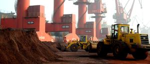 Im Hafen von Lianyungang werden Seltene Erden für den Transport vorbereitet. 