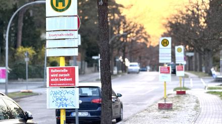 Die Bauarbeiten an der U-Bahn-Aufstellanlage der U3 am Bahnhof Krumme Lanke beginnen: Deshalb musste die Betriebshaltestelle der Buslinie X11 von der Argentinischen Allee in die Fischerhüttenstraße ziehen. Bis Ende 2026 bleibt das so.