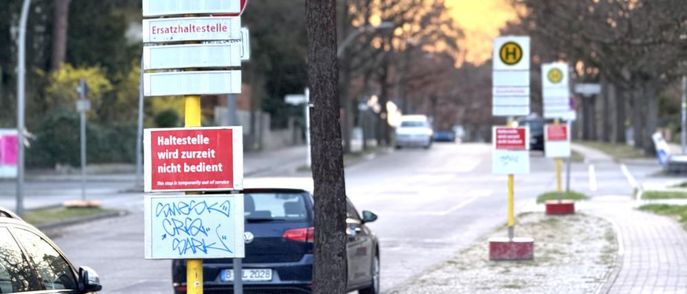 Die Bauarbeiten an der U-Bahn-Aufstellanlage der U3 am Bahnhof Krumme Lanke beginnen: Deshalb musste die Betriebshaltestelle der Buslinie X11 von der Argentinischen Allee in die Fischerhüttenstraße ziehen. Bis Ende 2026 bleibt das so.