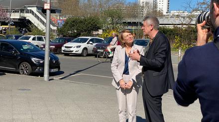 Elke Büdenbender wird von Volker Heller, dem Generaldirektor der ZLB, vor der Amerika-Gedenkbibliothek begrüßt.