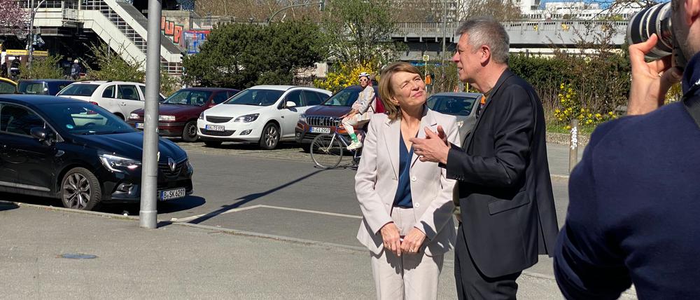 Elke Büdenbender wird von Volker Heller, dem Generaldirektor der ZLB, vor der Amerika-Gedenkbibliothek begrüßt.