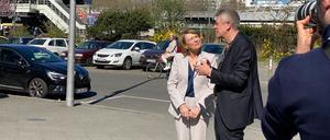 Elke Büdenbender wird von Volker Heller, dem Generaldirektor der ZLB, vor der Amerika-Gedenkbibliothek begrüßt.