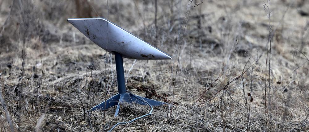 Ein Starlink-Satelliten-Internetsystem wird in der Nähe der Frontstadt Bachmut während des russischen Angriffs auf die Ukraine in der Region Donezk, Ukraine, am 8. März 2023 eingerichtet.