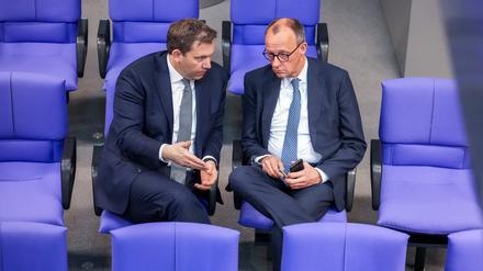 Lars Klingbeil, SPD-Partei- und Fraktionschef, im vertraulichen Gespräch mit dem Counterpart von der Union, Friedrich Merz. 