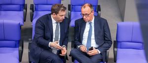 Lars Klingbeil, SPD-Partei- und Fraktionschef, im vertraulichen Gespräch mit dem Counterpart von der Union, Friedrich Merz. 