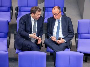 Lars Klingbeil, SPD-Partei- und Fraktionschef, im vertraulichen Gespräch mit dem Counterpart von der Union, Friedrich Merz. 