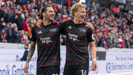 Vergangenheit, Gegenwart und Zukunft des österreichischen Fußballs in Berlin: Christopher Trimmel (links) mit Leopold Querfeld.