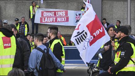 Angestellte der Charité-Tochter CFM demonstrieren durch Berlin.