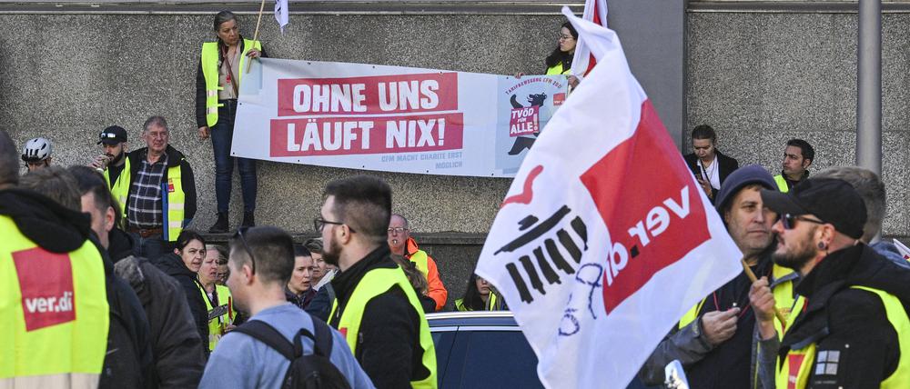 Angestellte der Charité-Tochter CFM demonstrieren durch Berlin.