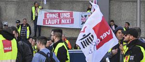 Angestellte der Charité-Tochter CFM demonstrieren durch Berlin.