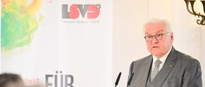 04.04.2025, Berlin: Bundespräsident Frank-Walter Steinmeier spricht während eines Empfangs zum 35. Gründungsjubiläum des «LSVD· · Verband Queere Vielfalt» im Schloss Bellevue. Foto: Sebastian Gollnow/dpa +++ dpa-Bildfunk +++
