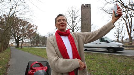 Mobilfunk Potsdam Neu Fahrland. Seit das Wohnungsunternehmen VONOVIA als neue Eigentümerin die Mobilfunkantennen auf dem alten Wehrmachtsturm in Krampnitz abbauen ließ, bemängelt Ortsvorsteherin Sabine Sütterlin die schlechte Mobilfunkverbindung im Potsdamer Ortsteil Neu Fahrland.