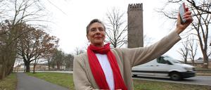 Mobilfunk Potsdam Neu Fahrland. Seit das Wohnungsunternehmen VONOVIA als neue Eigentümerin die Mobilfunkantennen auf dem alten Wehrmachtsturm in Krampnitz abbauen ließ, bemängelt Ortsvorsteherin Sabine Sütterlin die schlechte Mobilfunkverbindung im Potsdamer Ortsteil Neu Fahrland.