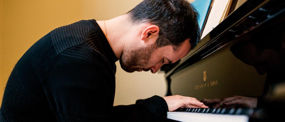 Fokus bis zum sprichwörtlichen Stecknadelfall: Igor Levit, in sein Instrument vertieft