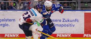 Hier geht es nicht weiter: Eisbär Manuel Wiederer (l.) stoppt Kris Bennett.