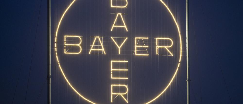 Das Bayer Kreuz, das Logo des Unternehmens, leuchtet auf dem Werksgelände von Bayer in Leverkusen.