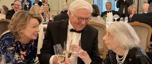 Steinmeier spricht mit Margot Friedländer beim Bundespresseball. 