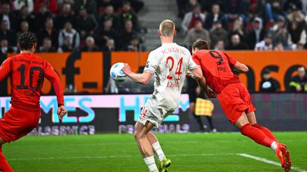 Harry Kane (r.) köpft das 2:1 für den FC Bayern.