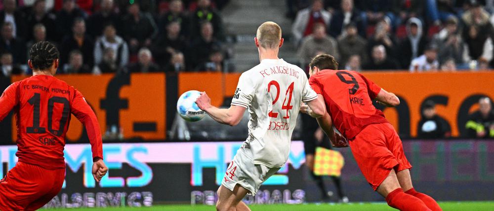 Harry Kane (r.) köpft das 2:1 für den FC Bayern.