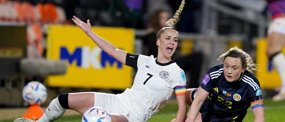 Deutschlands Giulia Gwinn (l) und Schottlands Erin Cuthbert kämpfen um den Ball.
