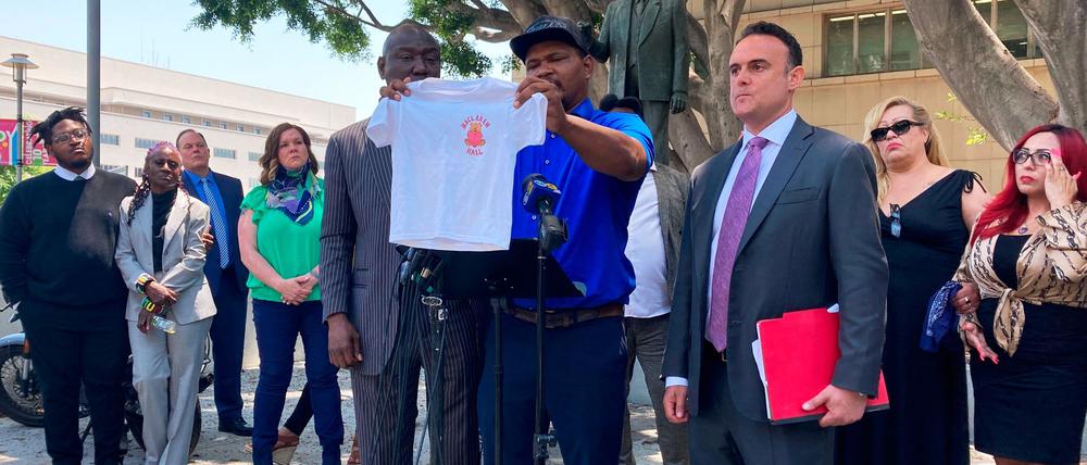 In einem Mammut-Vergleich hat der Kreis Los Angeles eingewilligt, vier Milliarden Dollar an Opfer von sexuellem Missbrauch in Jugendanstalten und Kinderheimen zu zahlen.