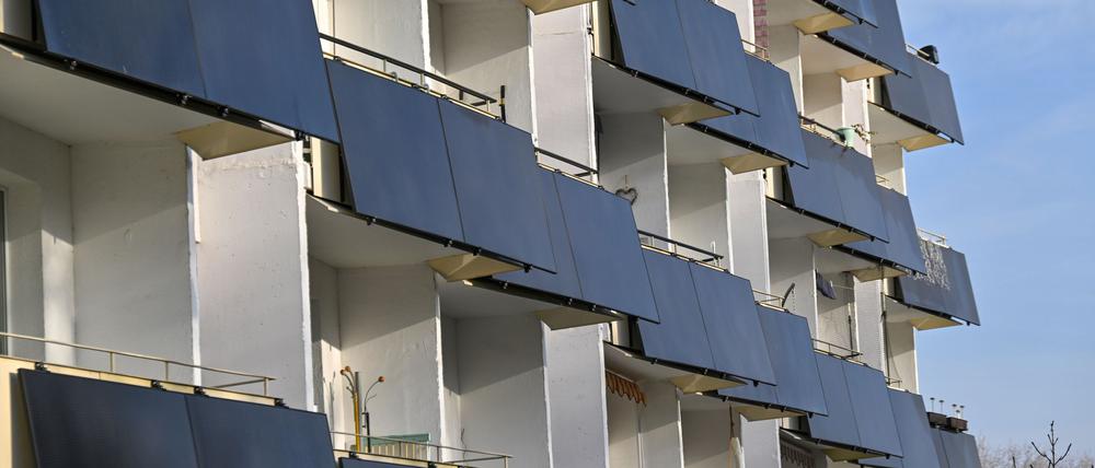 Der Solarboom in Deutschland geht weiter: Mittlerweile gibt es fünf Millionen Anlagen, darunter zahlreiche Balkonkraftwerke. (Archivbild)